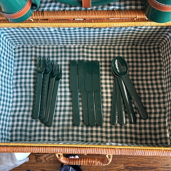 Adorable picnic basket. Approx 12” x 18” and 8” deep. Green checked liner - Picture 4 of 10